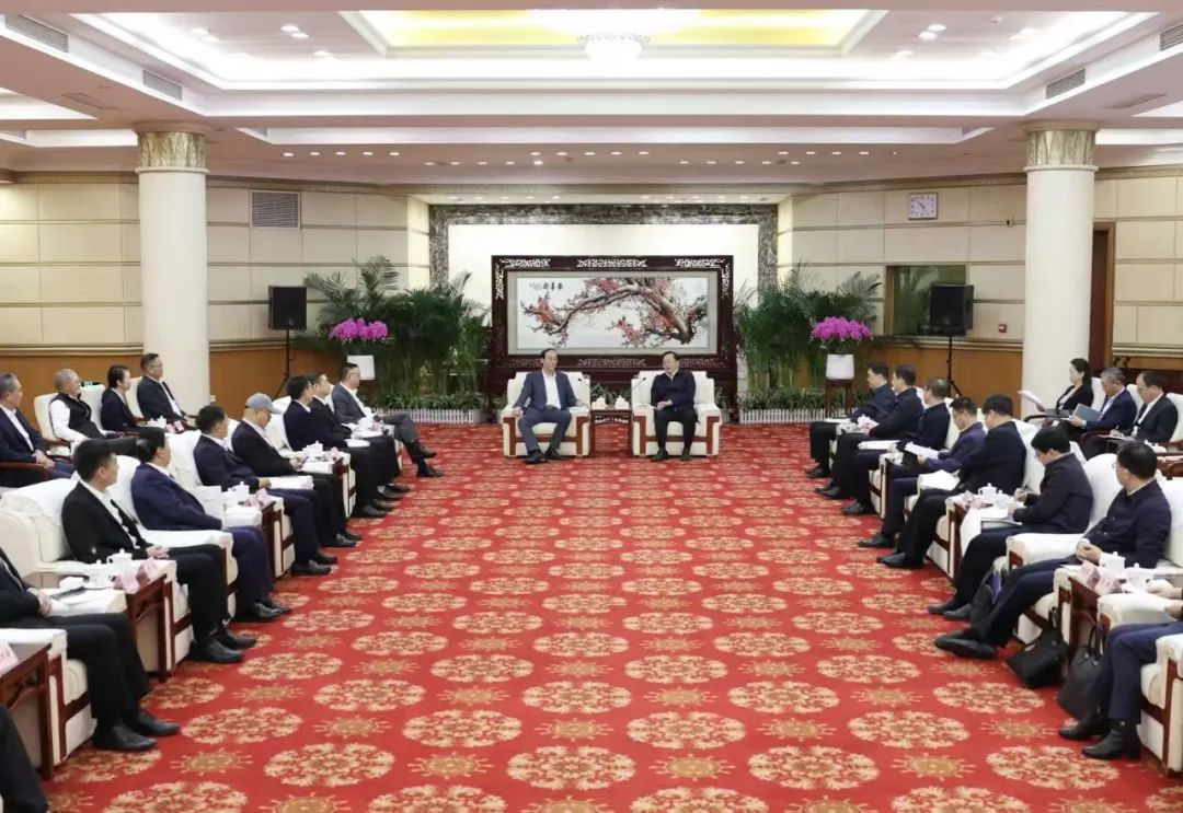 尊龙集团官网集团董事长李军受邀出席华中科技大学第十六届企业家论坛，并发表演讲