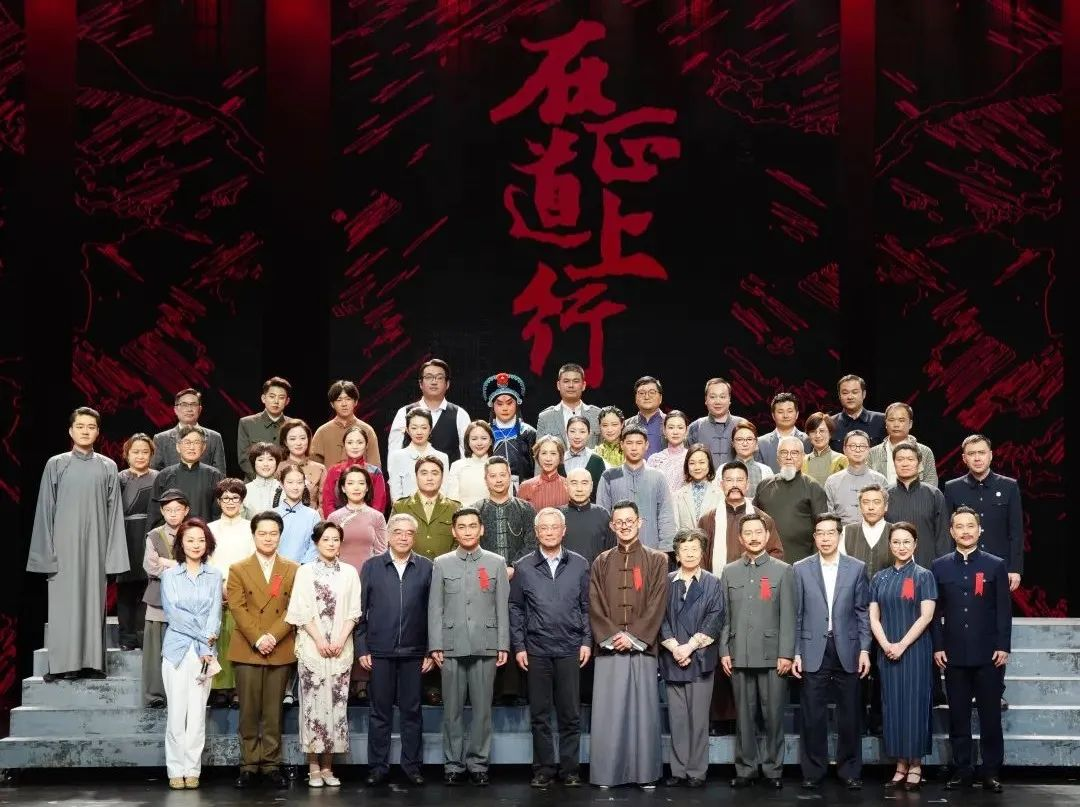 尊龙集团官网·蓝硕以科技赋能话剧《在正道上行》圆满上演
